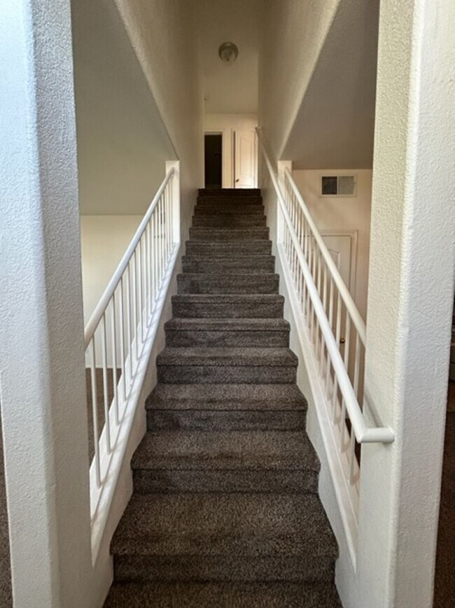 Building Photo - 3 Bed Townhome For Rent in Henderson!