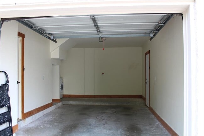 Building Photo - 107 Laurelwood Dr S