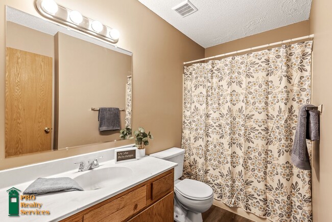 Building Photo - 3 Bedroom End Unit Townhouse