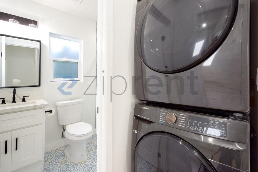Building Photo - Unit