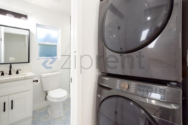 Building Photo - Unit