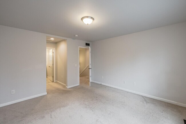 Building Photo - 324 Stratford Ln