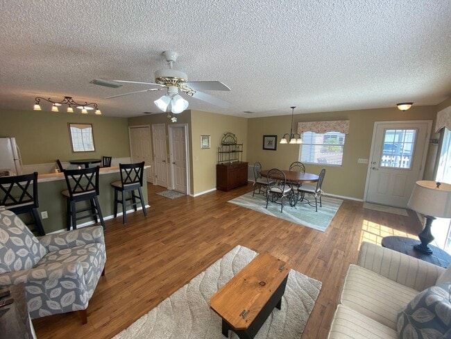 Building Photo - Beautiful 2 + 2 Villa, Turnkey ANNUAL Leas...