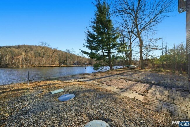 Building Photo - 75 Lakeview Terrace