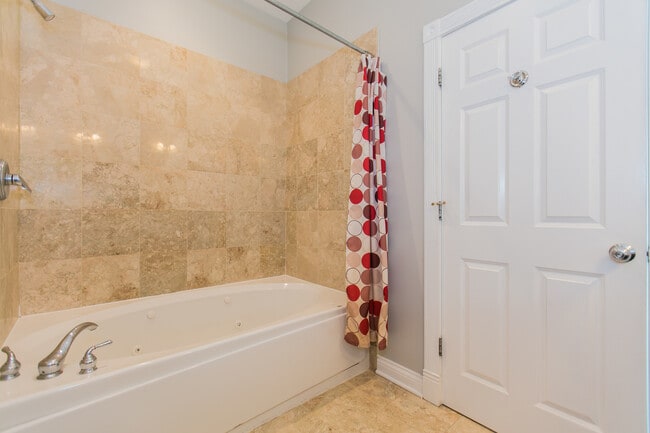 Building Photo - 2005 N Hoyne Ave