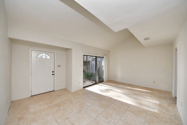 Building Photo - 1059 Country Pl Dr
