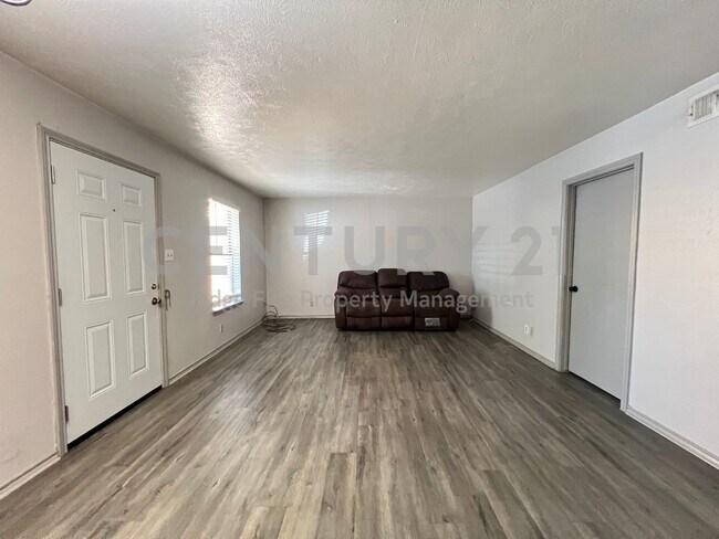 Building Photo - Spacious 2/1.5 Apartment in Denton Great for Roommates!