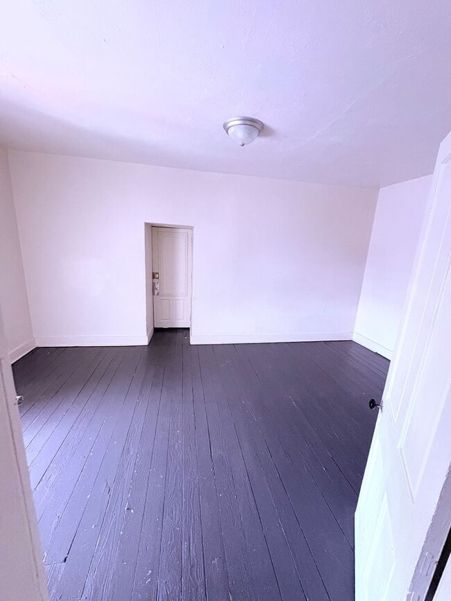 Building Photo - 3rd Floor 1 Bedroom Apartment with Parking...
