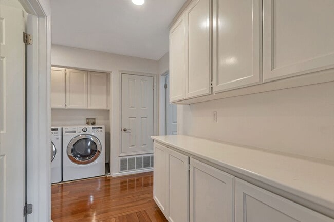 Building Photo - Remodeled 4-Bedroom 3-Bathroom House in Sa...