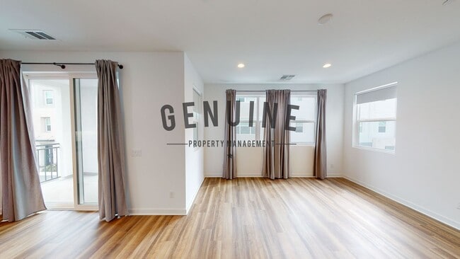 Building Photo - Modern Tri-Level 2Bd 2.5Ba Townhouse in Irvine!