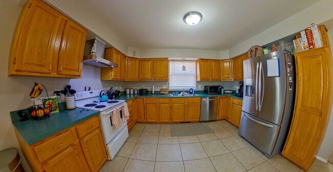 Building Photo - Beautiful Single Family Home on the West-Side + Fully Fenced in Yard + Close to Anneberg Park! Av...