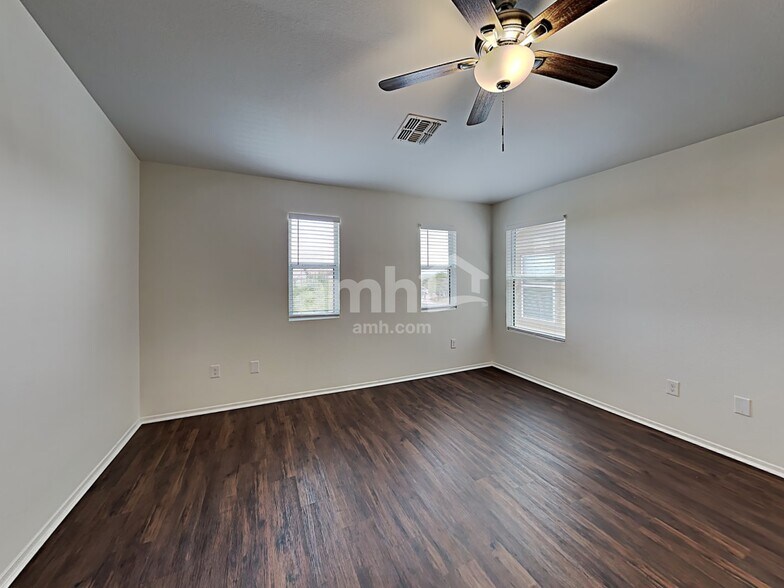 Building Photo - 562 W Paseo Celestial