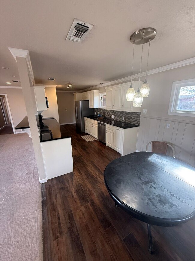 Building Photo - Available now! 4 bedroom 2 bath