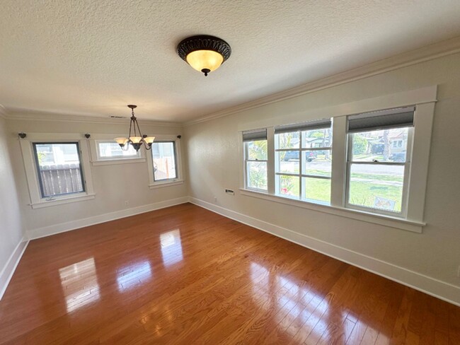 Building Photo - 3 Bdrm/1.5 Bath Craftsman Home in Downtown...