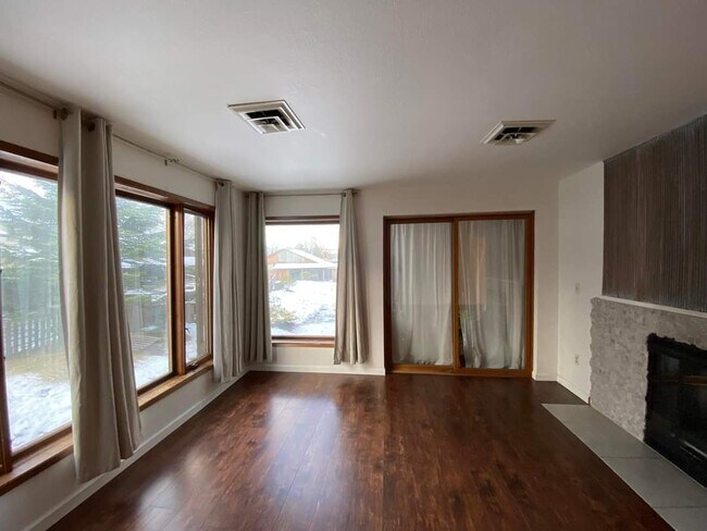 Building Photo - 800 F St