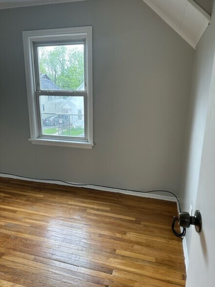 Building Photo - 50 Linnet St