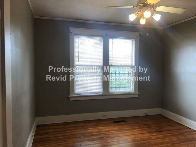 Building Photo - Large upstairs apartment in Midtown!
