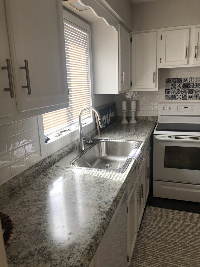 Building Photo - 7398 Eisenhower Dr