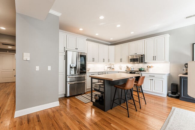 Building Photo - 726 W Addison St