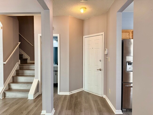 Building Photo - 3 Bed 2.5 Bath Hampton Home!