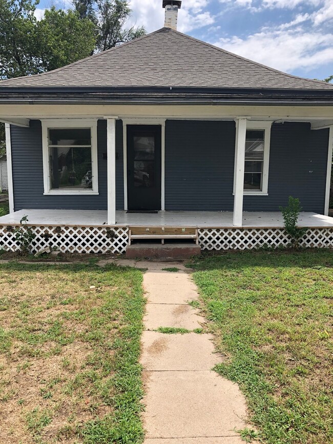 Building Photo - Two bedroom with fenced in back yard