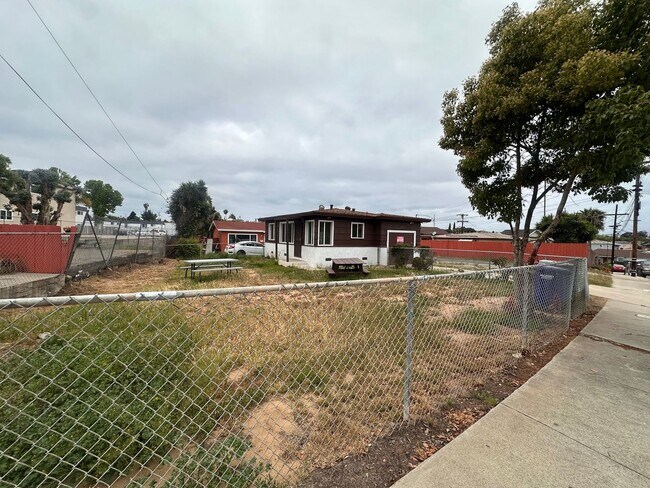 Building Photo - 2 Bedroom, 2 BA house for Rent in National...
