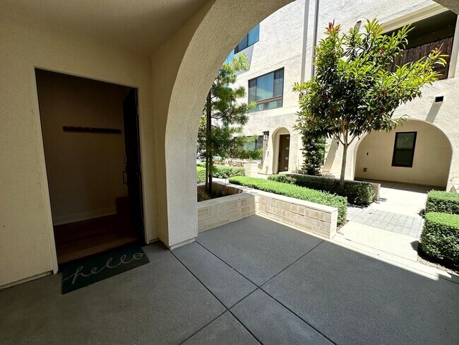 Building Photo - Fantastic 3 Story Townhome - 2 bedrooms - ...