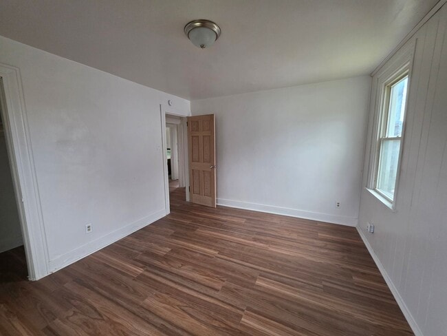 Building Photo - 703 1/2 Waddell Ave