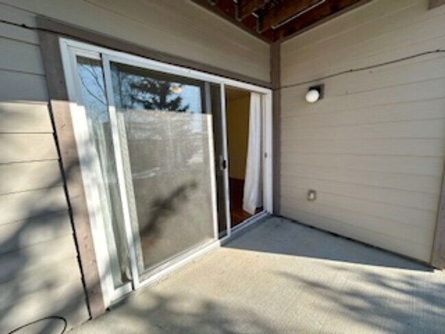 Building Photo - Great 2 Bedroom 2 Bathroom condo on the ea...