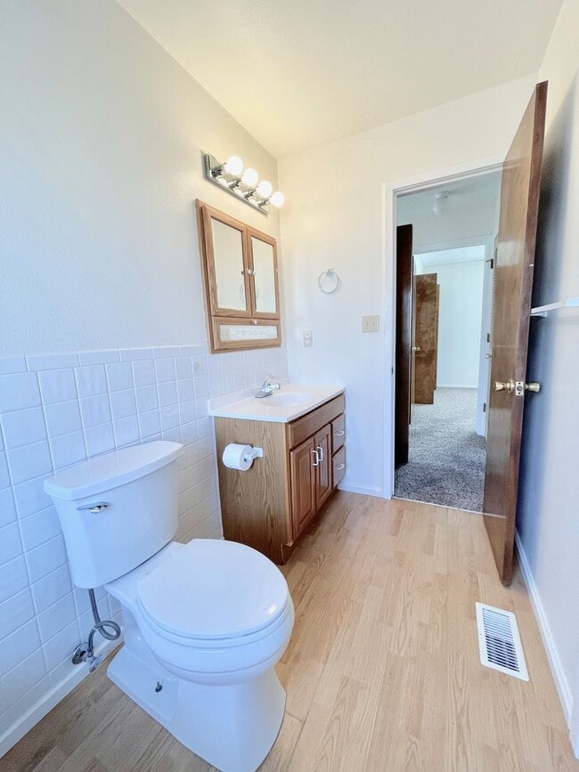 Building Photo - 2 Bedroom 1 Bath Rancher in Constitution H...