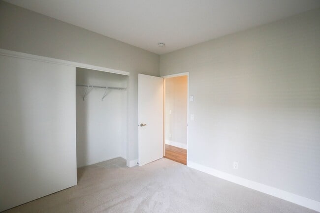 Building Photo - Modern and Clean 2 Bed 2 Bath Condo in Ric...