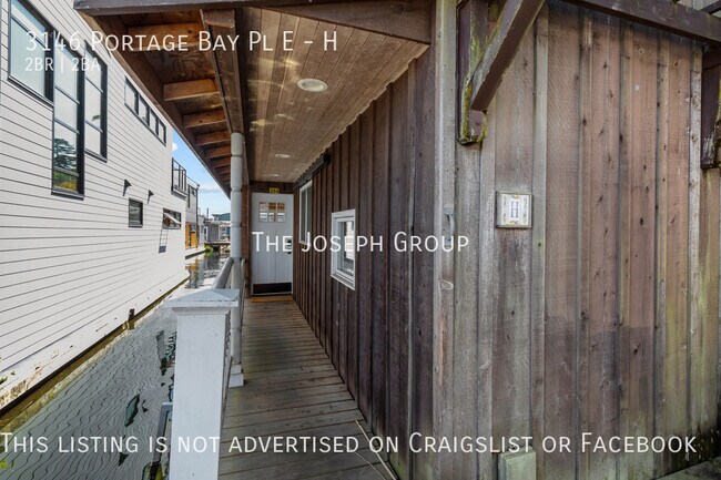 Building Photo - One of a kind 2 bed/1.75 bath houseboat ov...