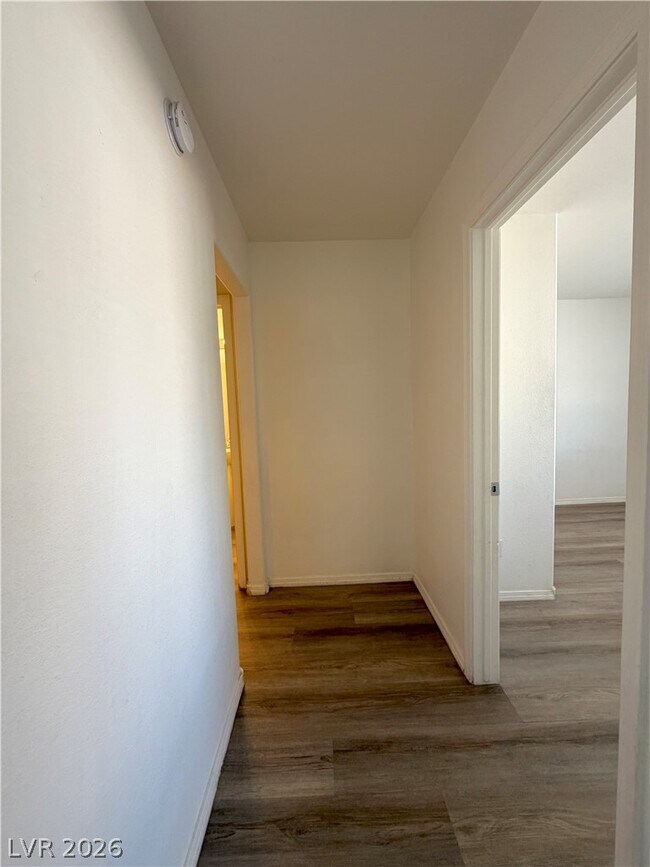 Building Photo - 846 Zinnia Cir