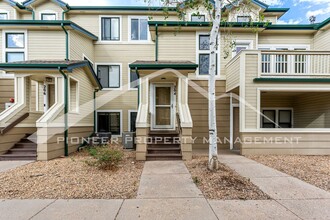 Building Photo - Spacious Townhouse with Washer/Dryer and Central AC