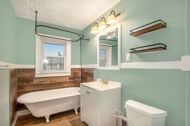 Building Photo - NW 2BR Upper