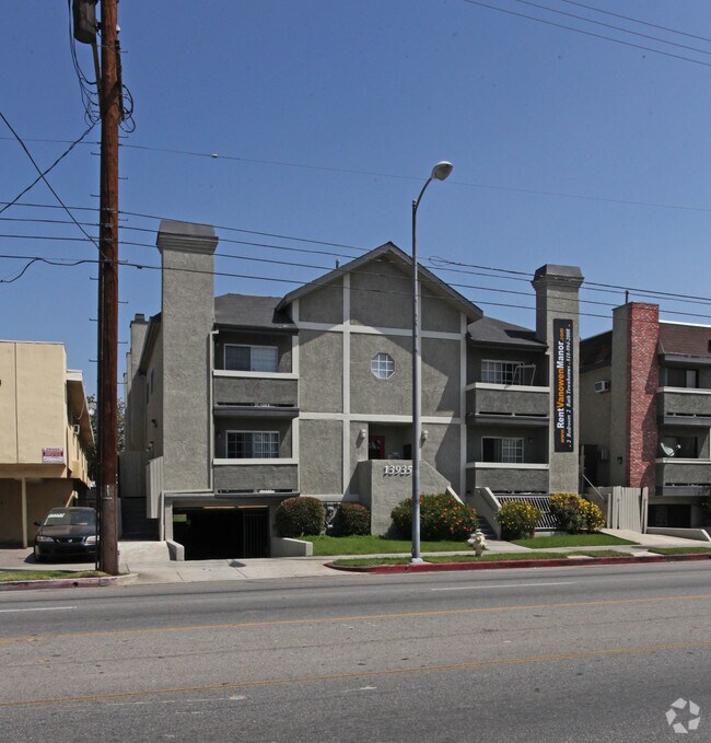 Building Photo - 13935 Vanowen St