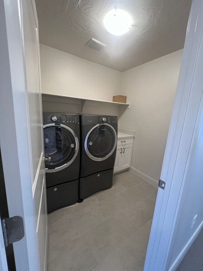 Building Photo - Stunning 5 bedroom, 2.5 bathroom home in d...