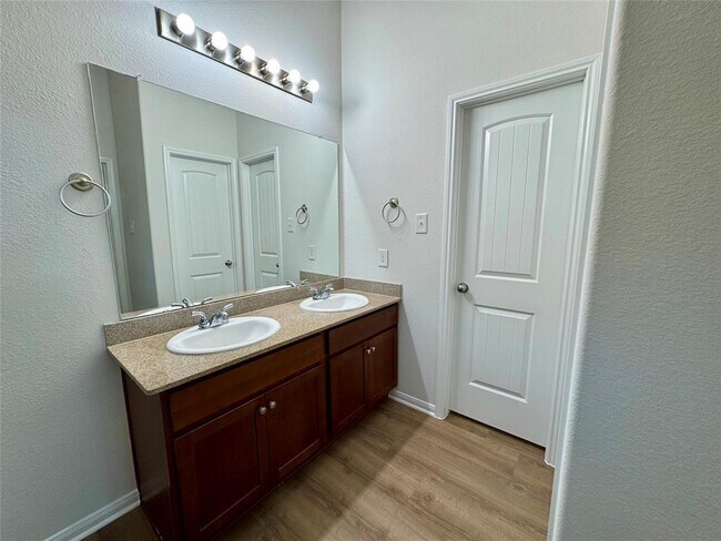 Building Photo - 18717 Stewart Hill Dr
