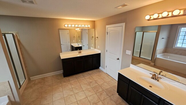 Building Photo - 4 BR 3.5 BA in Swansboro!