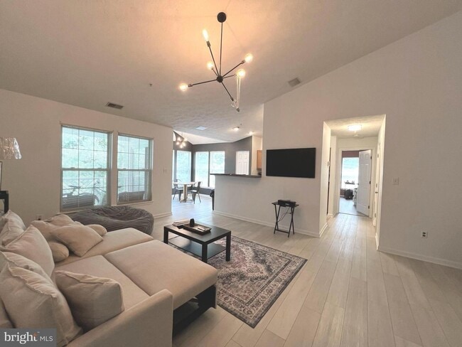 Building Photo - Gorgeous Light-Filled 2BR/2BA Penthouse Condo in Piney Orchard.