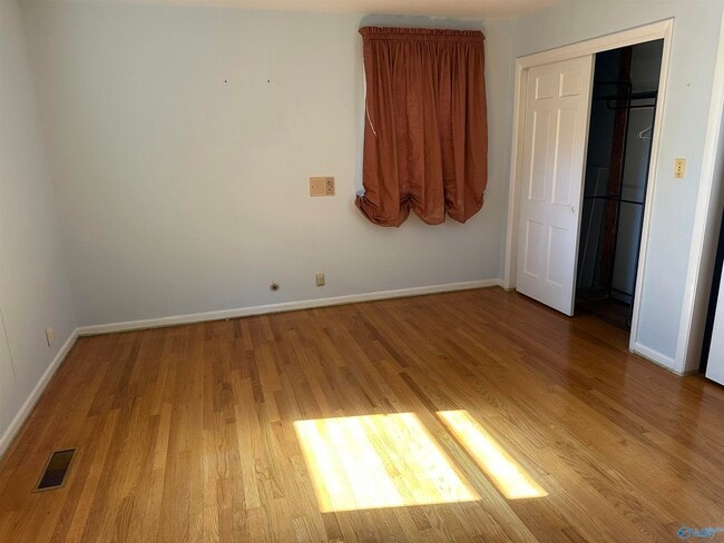 Building Photo - 102 Jones Valley Dr SW