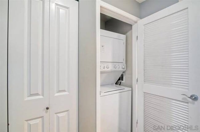 Building Photo - Bankers Hill Upgraded  One bedroom with Ci...