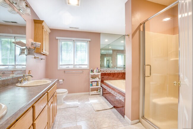 Building Photo - 9 Mayflower Ln