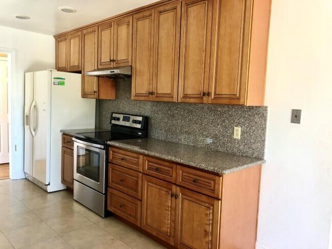 Building Photo - 4 bedroom in Hayward CA 94544