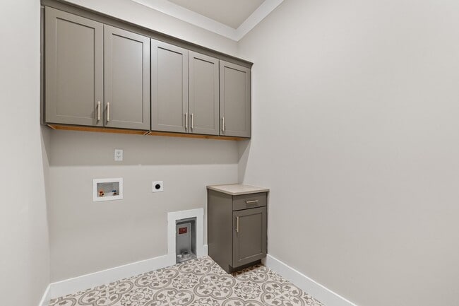 Building Photo - **Luxury 4/4 with Fenced in Yard**