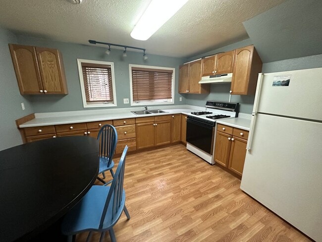 Building Photo - Spacious Kenai Home!