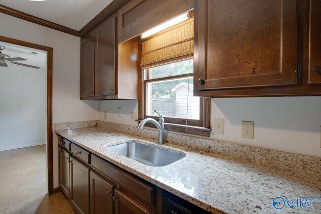 Building Photo - 1008 Heatherwood Dr SE