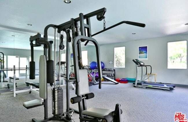 Building Photo - 2222 Beachwood Dr