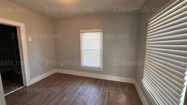 Building Photo - $849 - 2 bed 1 bath - Single Family Home L...
