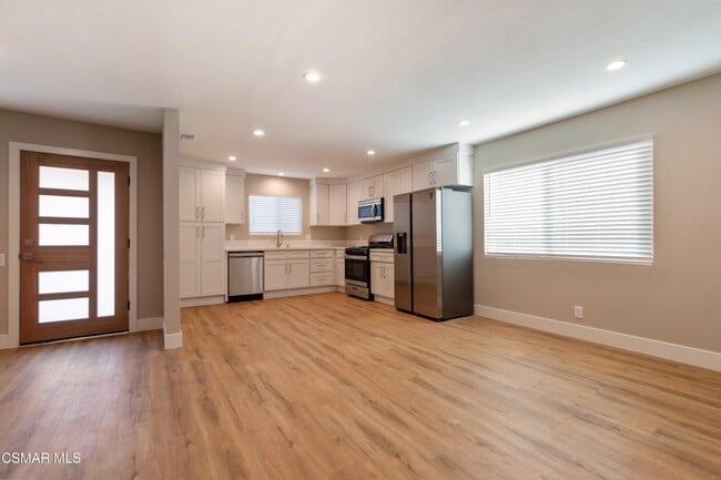 Building Photo - 659 Brossard Dr